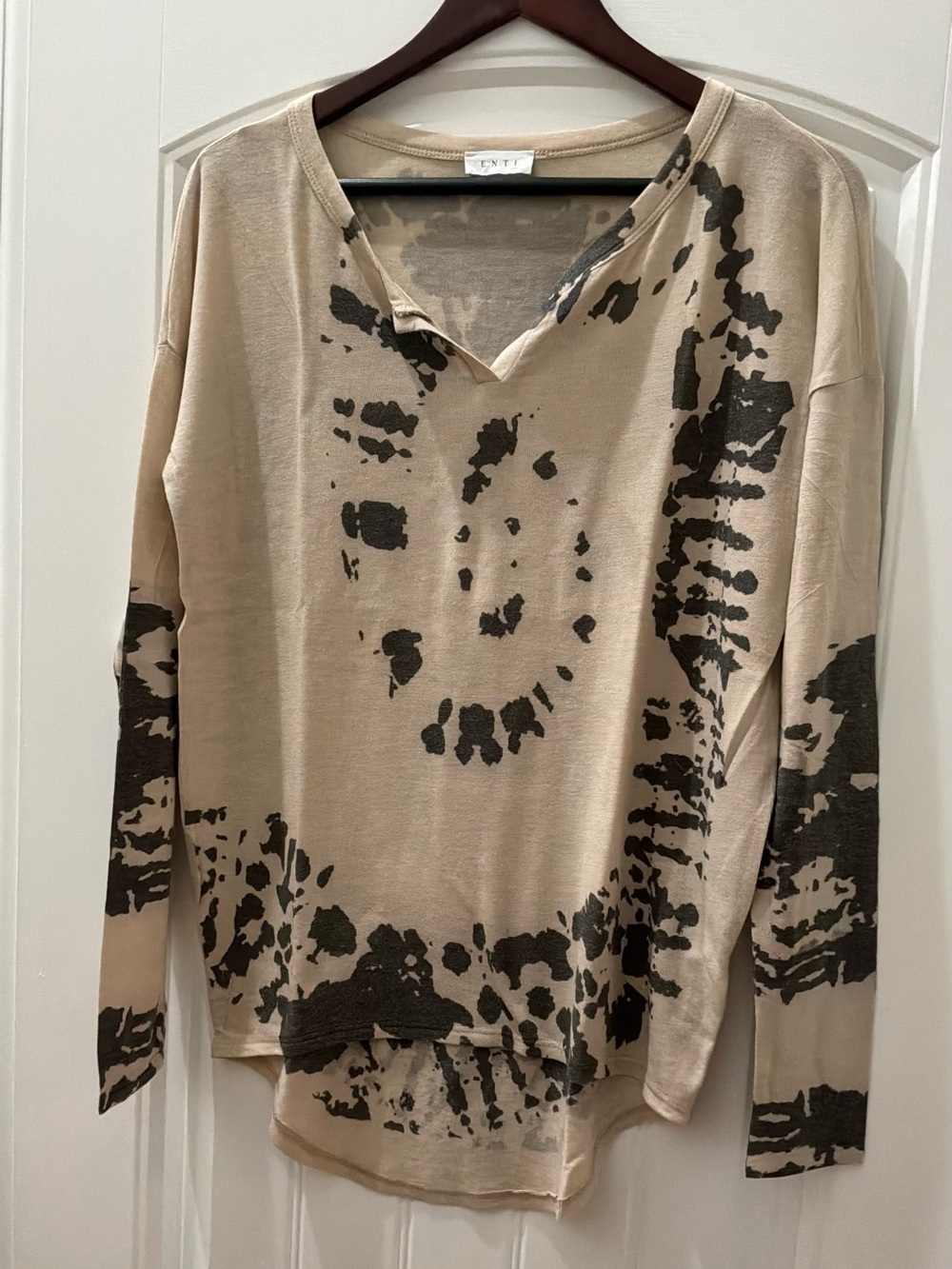 ENTI, Neutral Tie-Dye V-Neck Pullover Long-sleeve T Shirt, Size Small